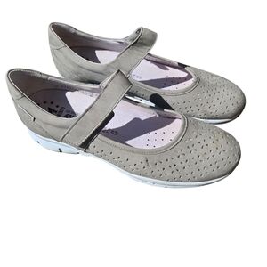 Women's Mephisto Yelina Size 10 Perforated Flats in Cloud Bucksoft